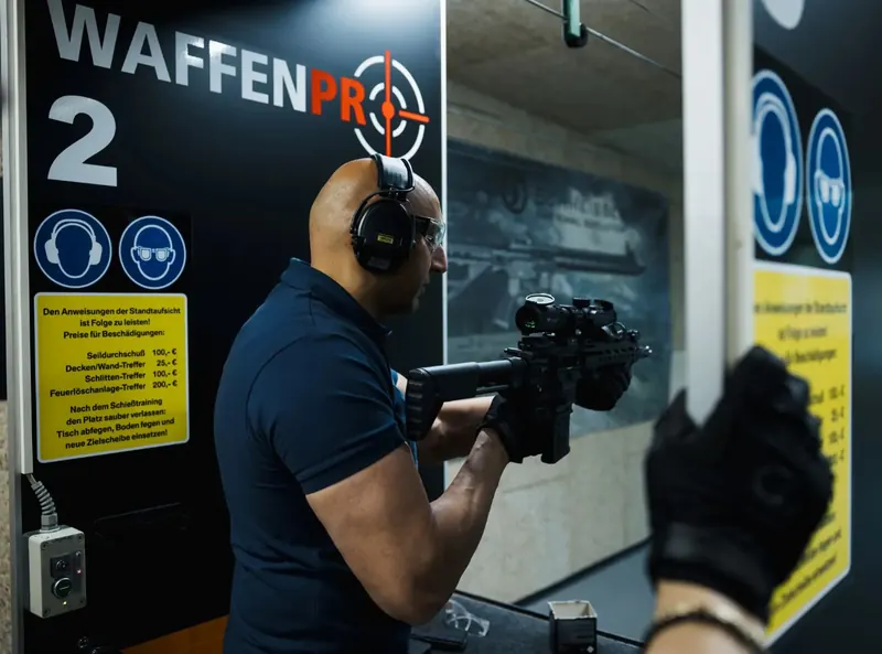 Schütze mit Langwaffe auf Bahn 2 der Raumschießanlage