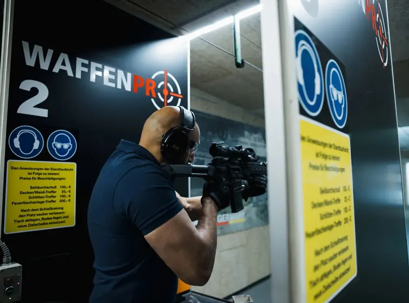 Schütze mit Langwaffe im Anschlag auf der Schießbahn