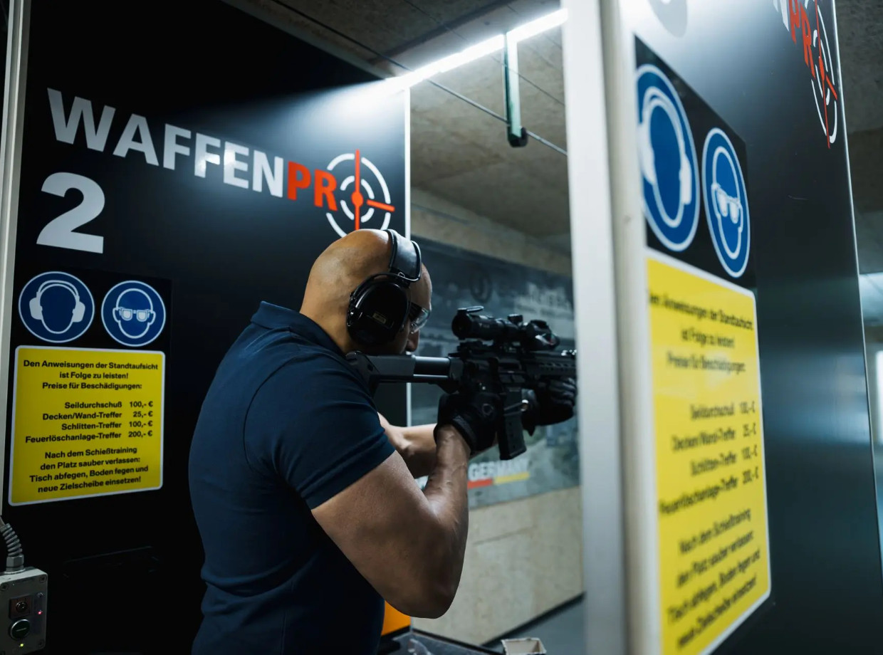 Schütze mit Langwaffe im Anschlag auf der Schießbahn