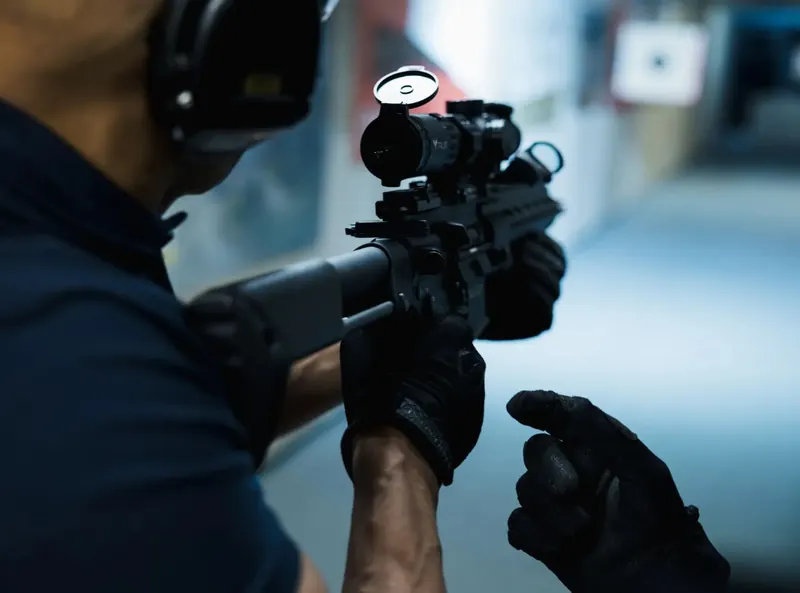 Nahaufnahme einer Langwaffe mit Zieloptik