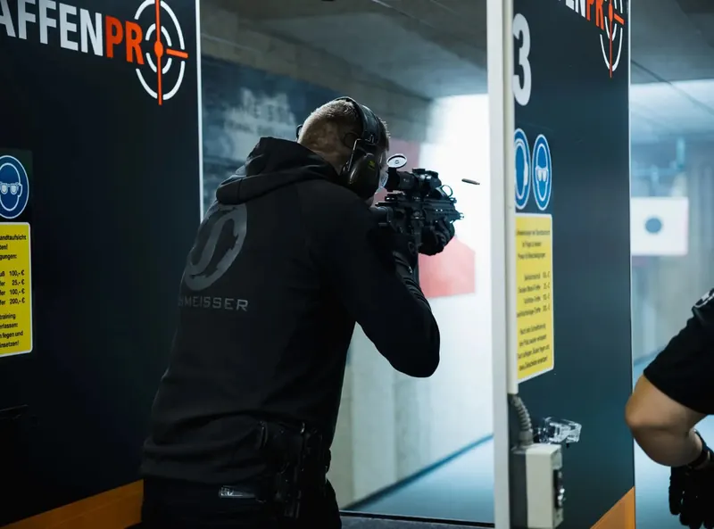 Schütze mit Langwaffe im Anschlag