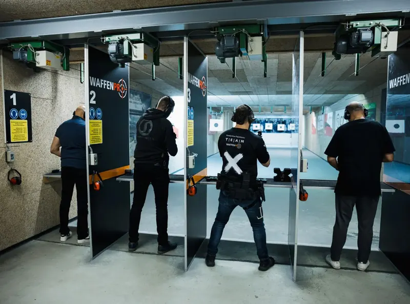 Gruppe beim Teamevent auf der Schießbahn