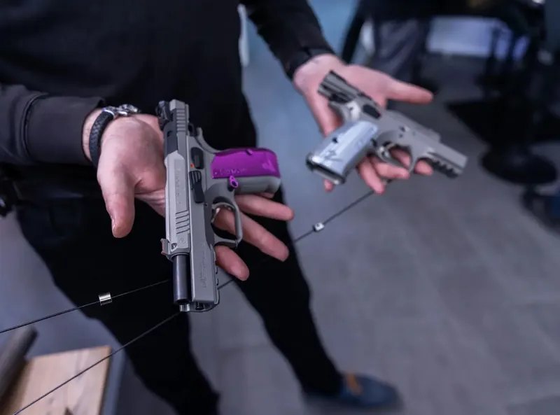 Kurzwaffen auf dem Vorbereitungstisch