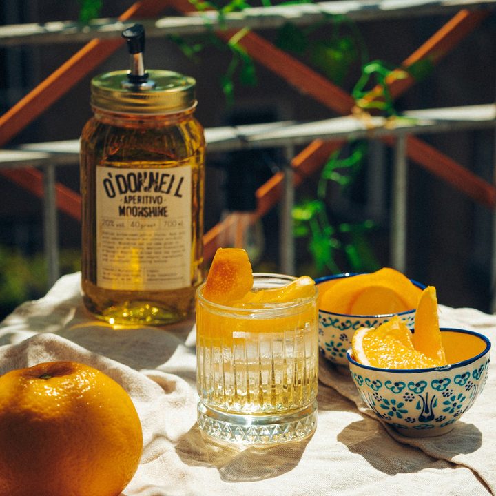 Spring Negroni mit O'Donnell Aperitivo Moonshine on the rocks