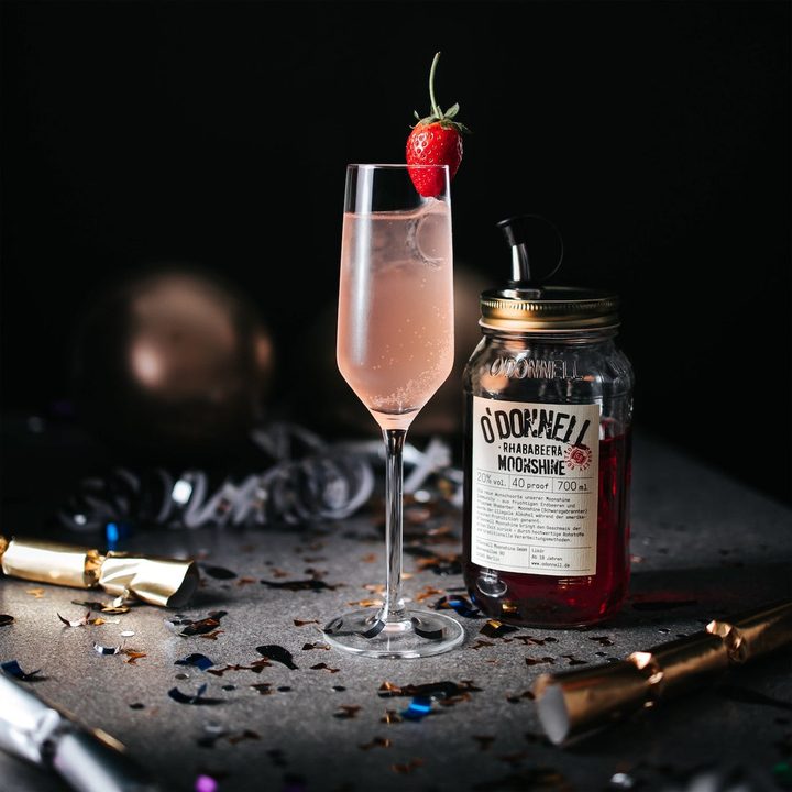 Rhababeera Rosé Spritz mit O'Donnell Moonshine im Champagnerglas