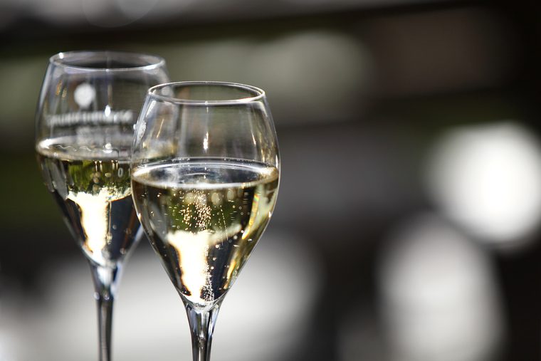 French 75 – Champagner-Cocktail mit Gin und Zitrone